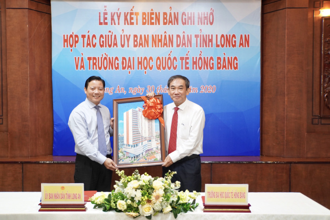 38 32 30 HIU ký thỏa thuận hợp tác đào tạo nhân lực chất lượng cao với tỉnh Long An