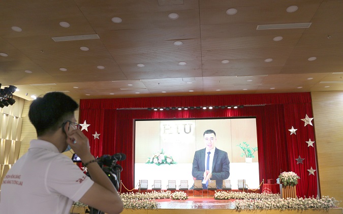 HIU Tot nghiep 1 Đại học Quốc tế Hồng Bàng trao bằng tốt nghiệp cho 1.063 tân khoa