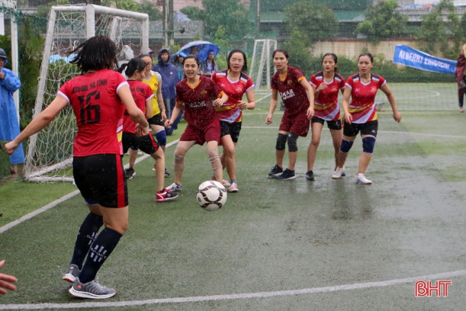 iSchool HA TINH 1 iSchool Hà Tĩnh vô địch giải bóng đá nữ