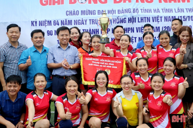iSchool HA TINH 2 iSchool Hà Tĩnh vô địch giải bóng đá nữ
