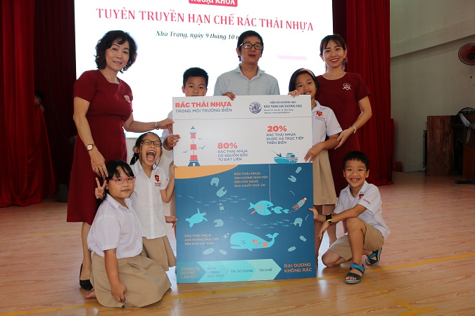 iSchool Nha Trang 2 iSchool Nha Trang tìm hiểu về rác thải nhựa trên biển