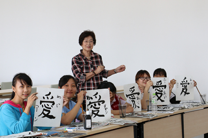 sinh vien hiu hoc viet thu phap 6 Ngành Nhật Bản học - Sự lựa chọn thông minh trong thời kỳ hội nhập