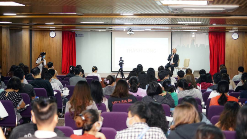 sinh vien HSU voi talkshow Lam Minh Chanh Sinh viên HSU hào hứng học hỏi về “Chìa khóa để thành công và tự do tài chính” ở Talkshow Lâm Minh Chánh