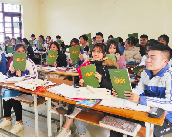 Hoc sinh truong THPT Quang Xuong 2 Thanh Hoa hao hung voi cac an pham truyen thong cua BVU va NHG Mùa tư vấn tuyển sinh, hướng nghiệp 2021: 4 Đại học giúp học sinh chọn đúng ngành học