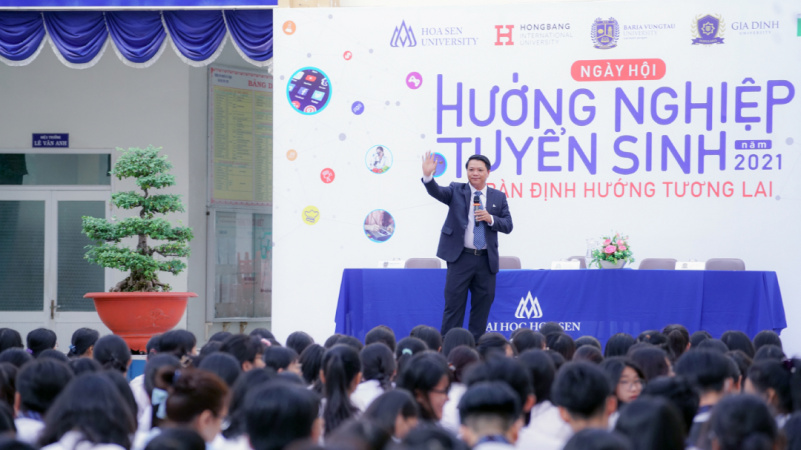 Ngay Hoi Huong Nghiep Tuyen sinh – La ban dinh huong tuong lai tai truong THPT Nguyen Tat Thanh Mùa tư vấn tuyển sinh, hướng nghiệp 2021: 4 Đại học giúp học sinh chọn đúng ngành học