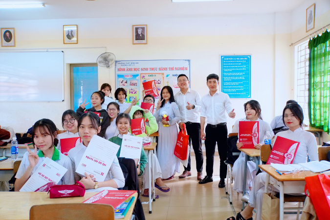 THPT Binh An – Binh Duong do ruc mau sac cua HIU Mùa tư vấn tuyển sinh, hướng nghiệp 2021: 4 Đại học giúp học sinh chọn đúng ngành học