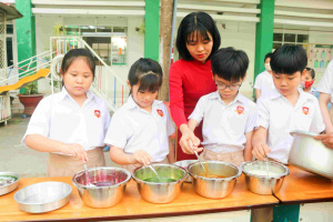 17 10 hinh 1 chen doan 1 và 2 1 11zon Đầy tình cảm từ iSchool Long Xuyên