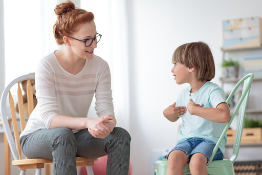 Bố mẹ cần làm gì khi trẻ thích nói leo, ngắt lời người khác?