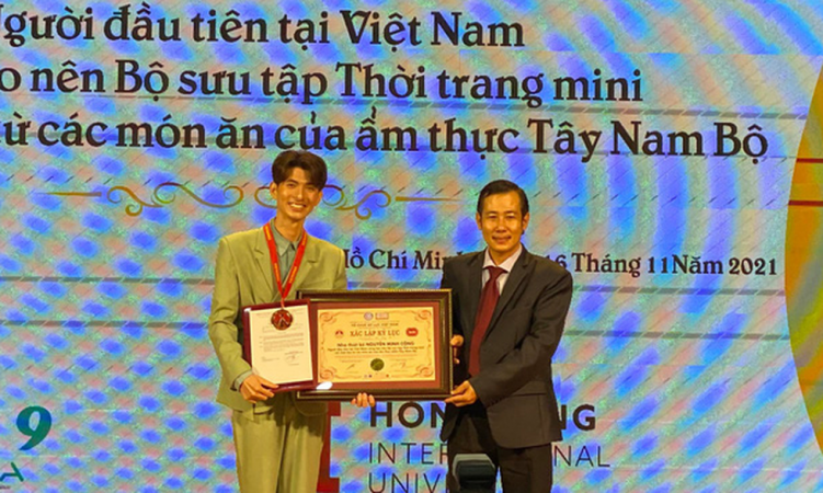 chung nhan Bộ sưu tập thời trang làm từ bánh của Cựu sinh viên HIU xác lập kỷ lục Việt Nam