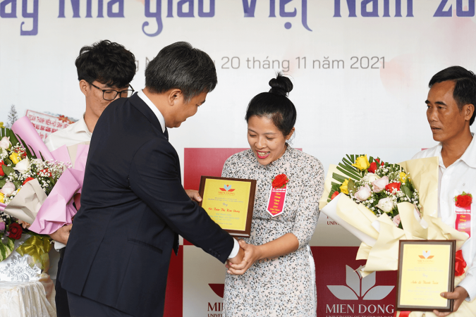 giang vien duoc yeu thich nhat Chuỗi hoạt động ý nghĩa chào mừng ngày Nhà giáo Việt Nam của Đại học Công nghệ Miền Đông