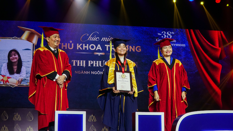 Bạn Lê Thị Phương Lan – sinh viên ngành Ngôn ngữ Anh – Thủ khoa trường Dại học Hoa Sen Lễ tốt nghiệp của gần 1.500 Tân Cử nhân Trường Đại học Hoa Sen
