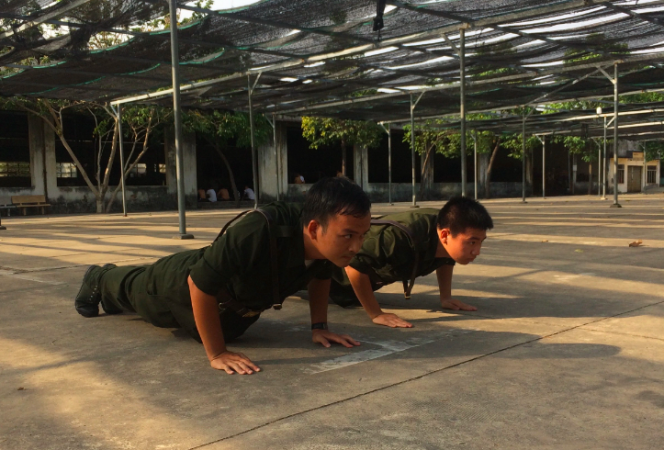 Thủ khoa Lương Hoài Nam (bên trái) được huấn luyện tại đơn vị 