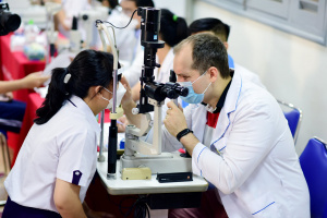 1 Trường Đại học Quốc tế Hồng Bàng và bệnh viện quốc tế khám mắt miễn phí cho học sinh