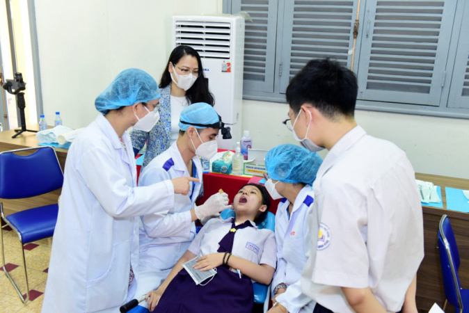 HIU CARE 2 Trường Đại học Quốc tế Hồng Bàng và bệnh viện quốc tế khám mắt miễn phí cho học sinh