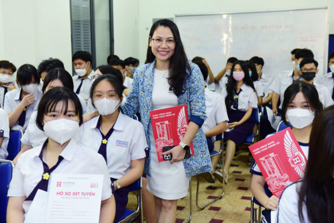 HIU CARE Trường Đại học Quốc tế Hồng Bàng và bệnh viện quốc tế khám mắt miễn phí cho học sinh