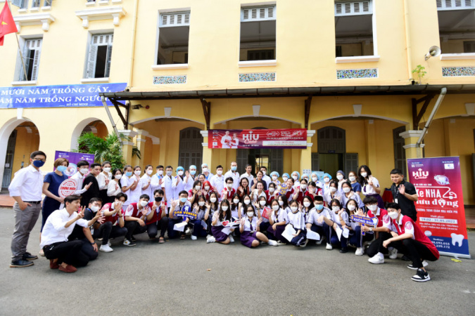 HIU CARE NTMK Trường Đại học Quốc tế Hồng Bàng và bệnh viện quốc tế khám mắt miễn phí cho học sinh