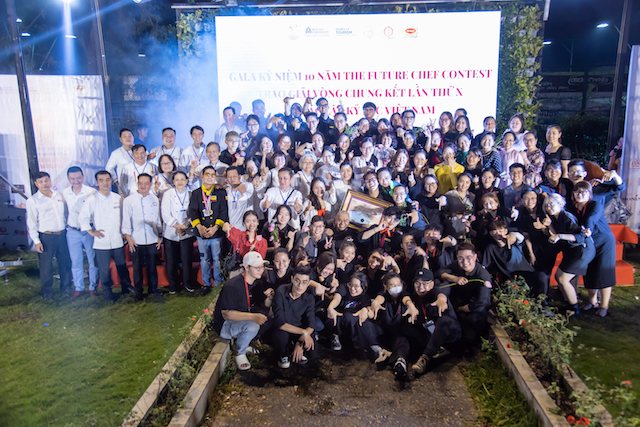 Tập thể BTC và thí sinh Bản đồ ẩm thực 63 tỉnh thành lập kỷ lục Việt Nam từ cuộc thi The Future Chef Contest