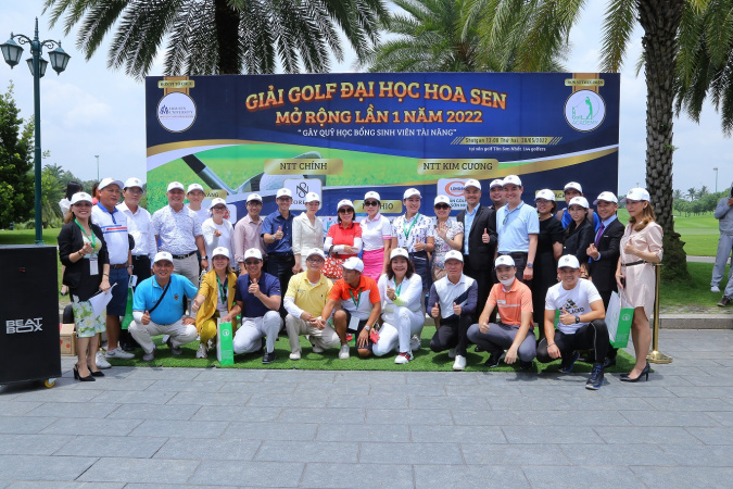 1. Cac Golfer tham gia thi dau trong giai Golf Hhoa Sen mo rongJPG Trường Đại học Hoa Sen lần đầu tiên đem môn thể thao của giới thượng lưu về cho sinh viên