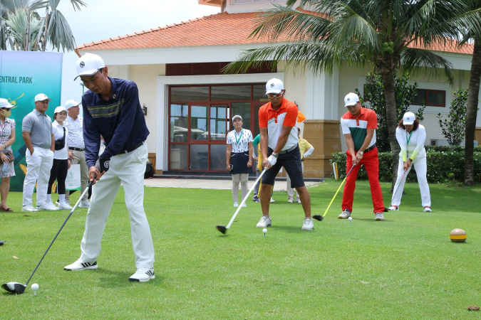 2. Phat bong khai mac giai Golf Hoa Sen Mo rong Trường Đại học Hoa Sen lần đầu tiên đem môn thể thao của giới thượng lưu về cho sinh viên