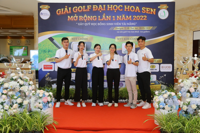Sinh vien Hoa Sen lan dau trai nghiem giai dau Golf chuyen nghiep Trường Đại học Hoa Sen lần đầu tiên đem môn thể thao của giới thượng lưu về cho sinh viên