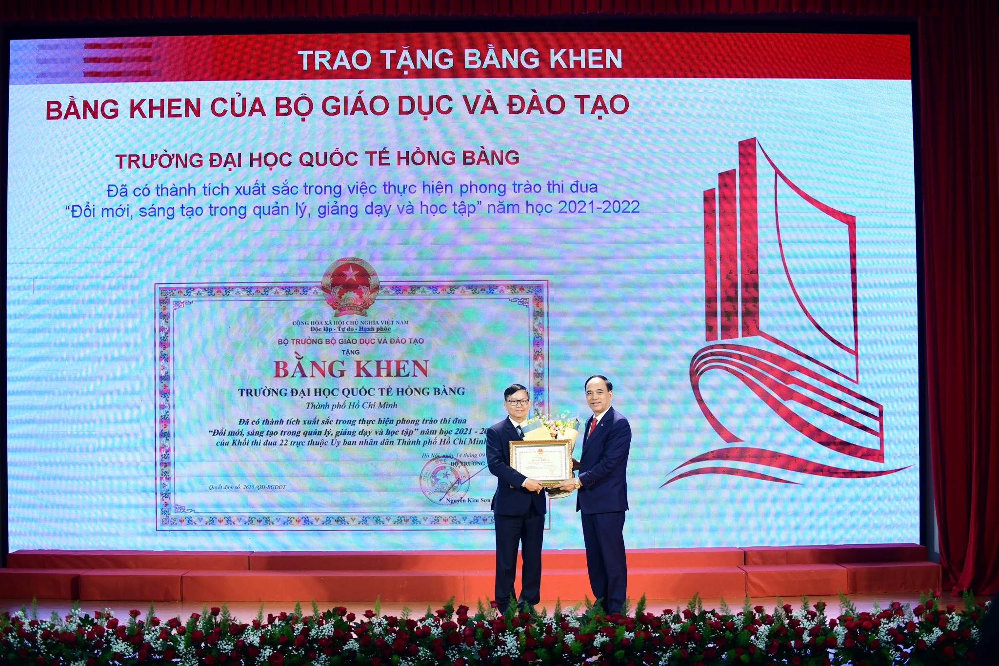 11 25th Anniversary: Hong Bang International University received a certificate from the Prime Minister