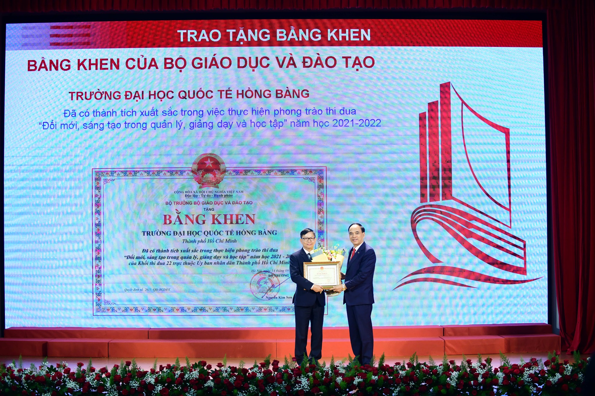 bang Trường Đại Học Quốc Tế Hồng Bàng vinh dự nhận bằng khen của Thủ tướng Chính Phủ nhân Ngày Kỷ niệm 25 năm thành lập