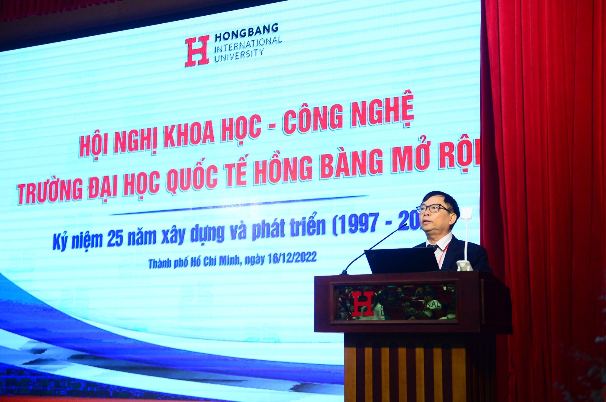khoa hoc Trường Đại Học Quốc Tế Hồng Bàng vinh dự nhận bằng khen của Thủ tướng Chính Phủ nhân Ngày Kỷ niệm 25 năm thành lập