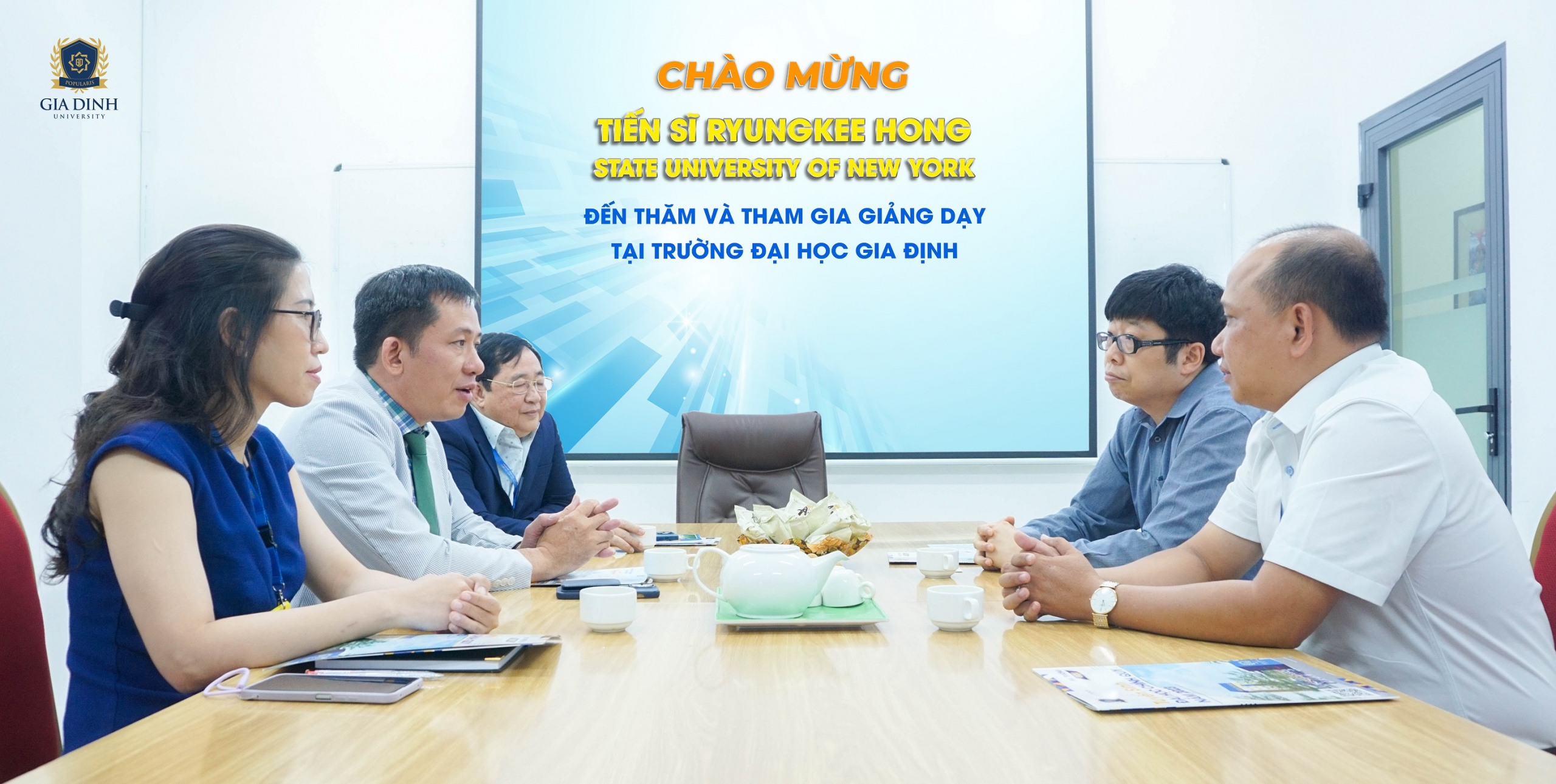 Chao Mung Giao Su 2 scaled Nhiều giáo sư nước ngoài sẽ giảng dạy tại GDU
