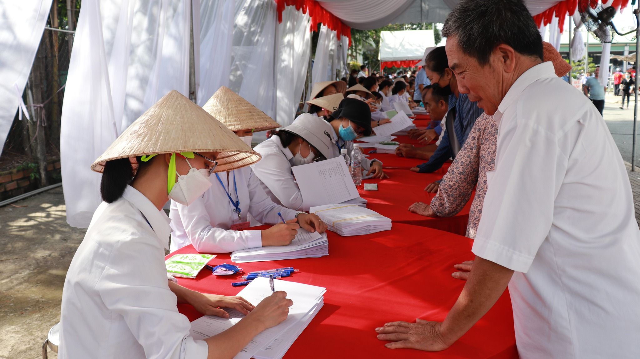 380428690 293458523431300 8222887419240489652 n Bông Hồng Nhỏ phối hợp với Hội Bảo Trợ Người Khuyết Tật Và Trẻ Mồ Côi TP.HCM khám chữa bệnh cho khoảng hơn 2000 người tại Bình Dương