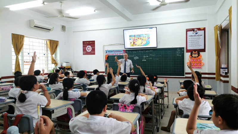 hoc tieng anh voi gv nuoc ngoai 20240126160723 iSchool Nha Trang: Khẳng định chất lượng giáo dục, tạo ra những giá trị lâu dài cho tương lai